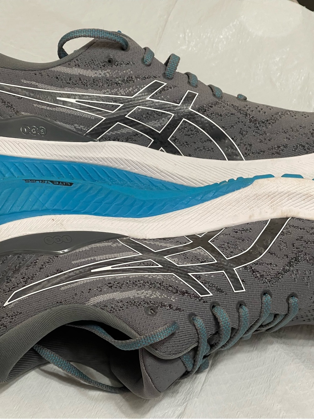 Men’s Asics Gel-Kayano 29 Gray Athletic Shoes with Teal Accents *Barely worn!!